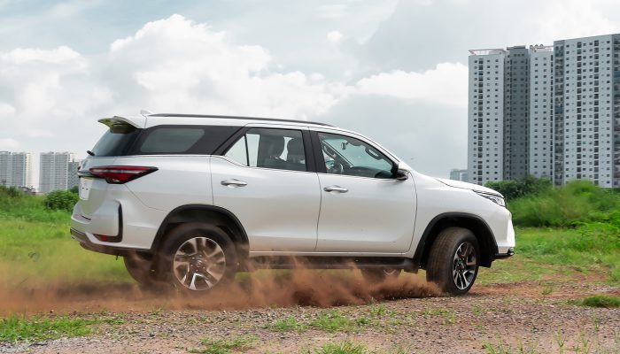 Mâm xe 18 inches hai tông màu đen-bạc sang trọng