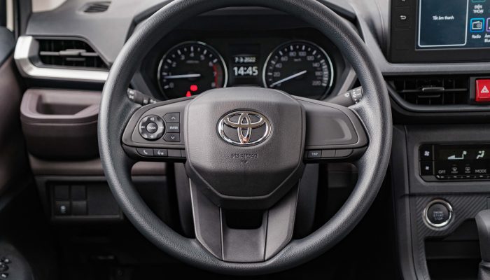 Tay lái 3 chấu trợ lực điện tích hợp nút điều chỉnh âm thanh mang lại thuận tiện cho người lái xe trong quá trình vận hành xe