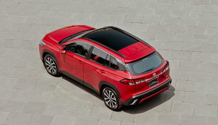 Kính trần toàn cảnh rèm điều khiển điện đóng/mở, giúp không gian trở nên thoáng đãng, tăng tính thẩm mỹ cho xe