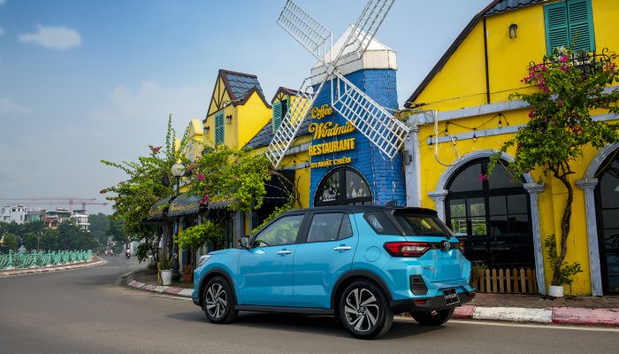 Cụm đèn hậu thanh mảnh, nối liền bởi thanh ngang màu đen bóng bắt mắt