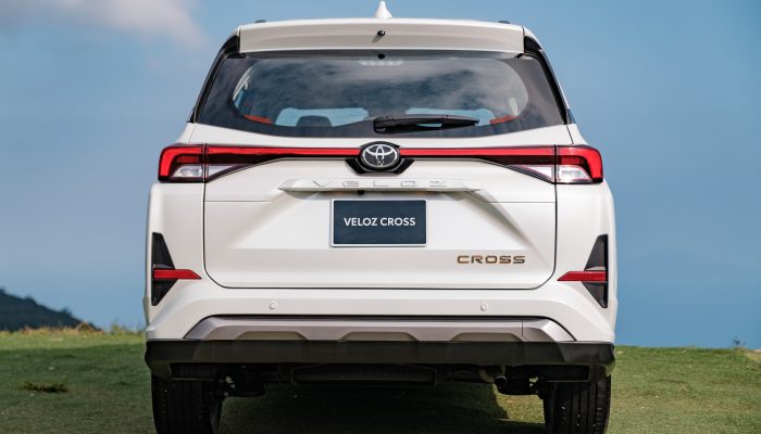 Cụm đèn hậu dạng LED cùng thiết kế nối liền tăng cảm giác bề thế của chiếc xe