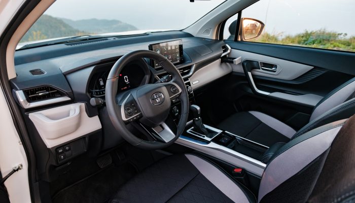 Khoang lái hiện đại với bảng táp lô phối hai tông màu tạo cảm giác trẻ trung, năng động