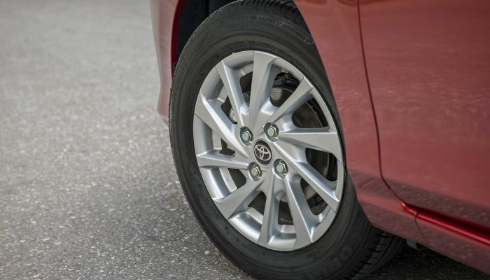 Vành xe hợp kim đa chấu tạo nên thiết kế thể thao cho vẻ ngoài thêm cá tính, thu hút mọi ánh nhìn.