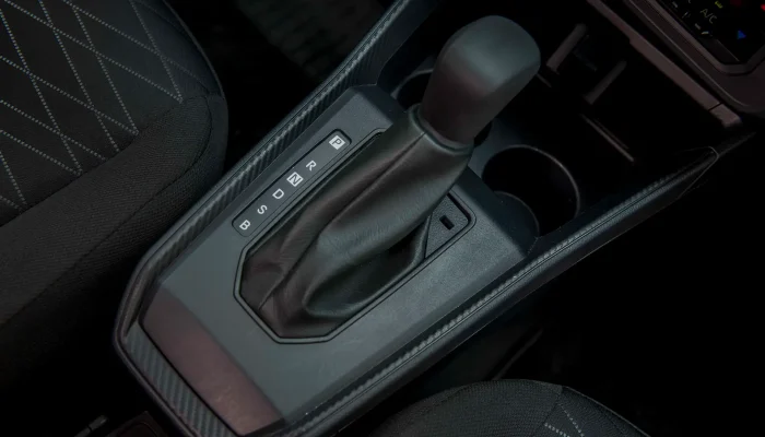 Cần số được thiết kế thẳng hàng hiện đại, đặt ở vị trí cao tạo sự thuận lợi trong quá trình sử dụng.